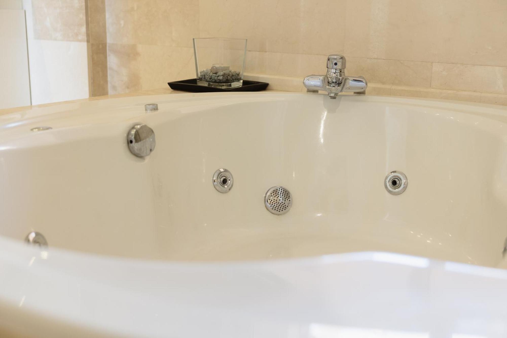 4 Bedroom With Jacuzzi And Terrace With Panoramic Sea Views, In Nueva Andalucia, *