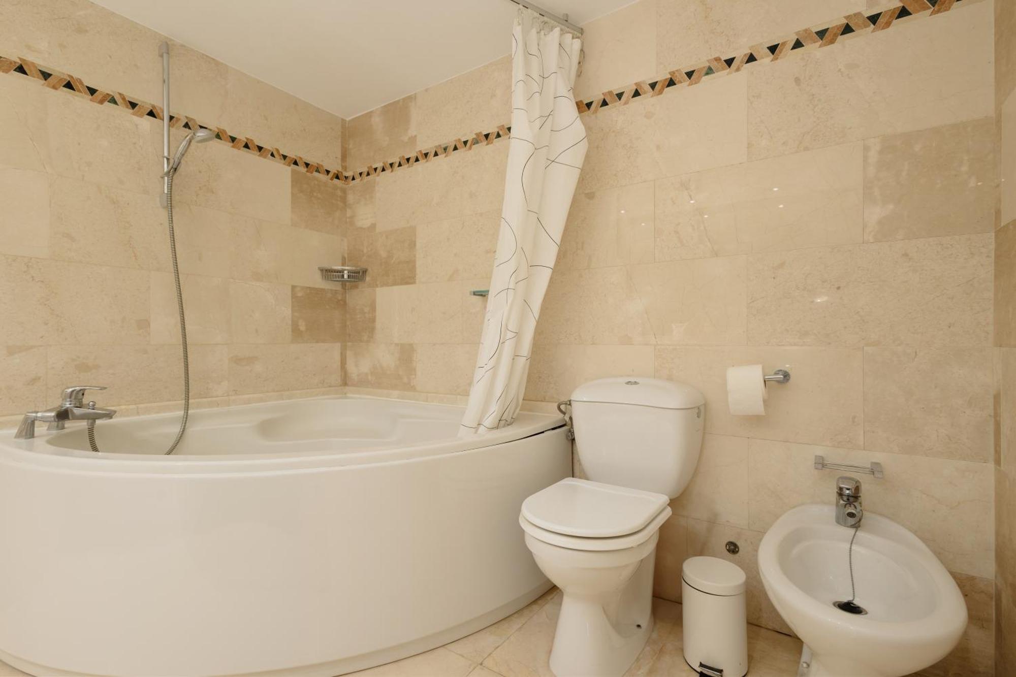 Apartment 4 Bedroom With Jacuzzi And Terrace With Panoramic Sea Views, In Nueva Andalucia, Marbella